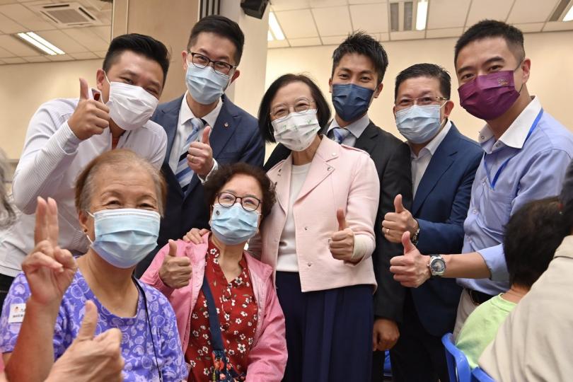 健康快訊: 陳肇始(後排左三)鼓勵長者接種新冠疫苗,並表示健康講座能讓他們了解更多新冠疫苗資訊和保護作用。 健康快訊: 陳肇始(後排左三)鼓勵長者接種新冠疫苗,並表示健康講座能讓他們了解更多新冠疫苗資訊和保護作用。