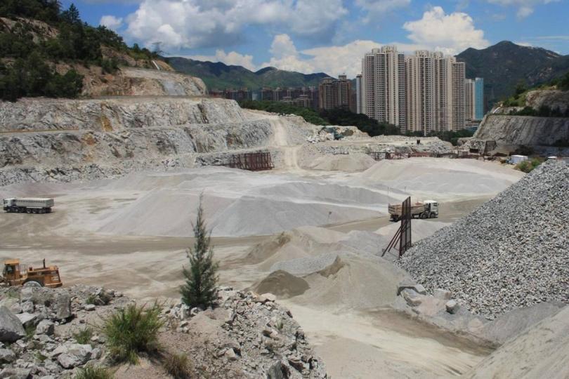 安全至上: 現時香港只有一個石礦場仍然運作,位於屯門藍地。礦務部的工作包括管理石礦場作業和安全運作。 安全至上: 現時香港只有一個石礦場仍然運作,位於屯門藍地。礦務部的工作包括管理石礦場作業和安全運作。