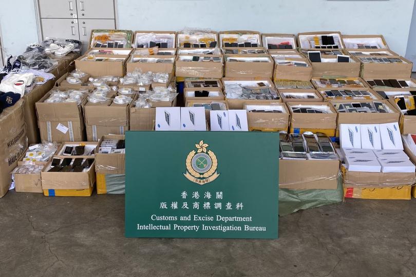 聯合行動: 香港海關在聯合行動中檢獲約29,000件懷疑冒牌貨物,估計市值約320萬元。 聯合行動: 香港海關在聯合行動中檢獲約29,000件懷疑冒牌貨物,估計市值約320萬元。