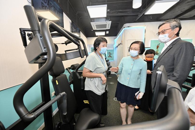 投入服務: 陳肇始(左二)視察西貢地區康健站主中心,了解其運作和提供的基層醫療健康服務。 投入服務: 陳肇始(左二)視察西貢地區康健站主中心,了解其運作和提供的基層醫療健康服務。
