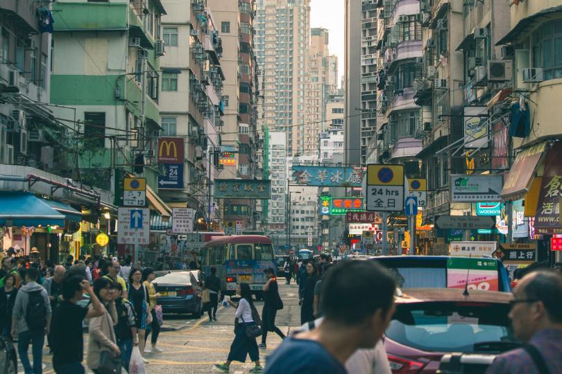 【港聞焦點】【抗擊新冠肺炎】「旺角中年漢街頭「遇刺」　遭捅手流血送院｜稱衛署基層醫療職能「輕重慢慢調整」｜食環清潔小隊廢 多區後巷臭髒穢