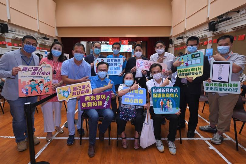 齊表支持: 聶德權(前排左)與北區疫苗講座及接種活動的參加者、主辦單位和地區團體代表合照,表達對2019冠狀病毒病疫苗接種計劃的支持。 齊表支持: 聶德權(前排左)與北區疫苗講座及接種活動的參加者、主辦單位和地區團體代表合照,表達對2019冠狀病毒病疫苗接種計劃的支持。