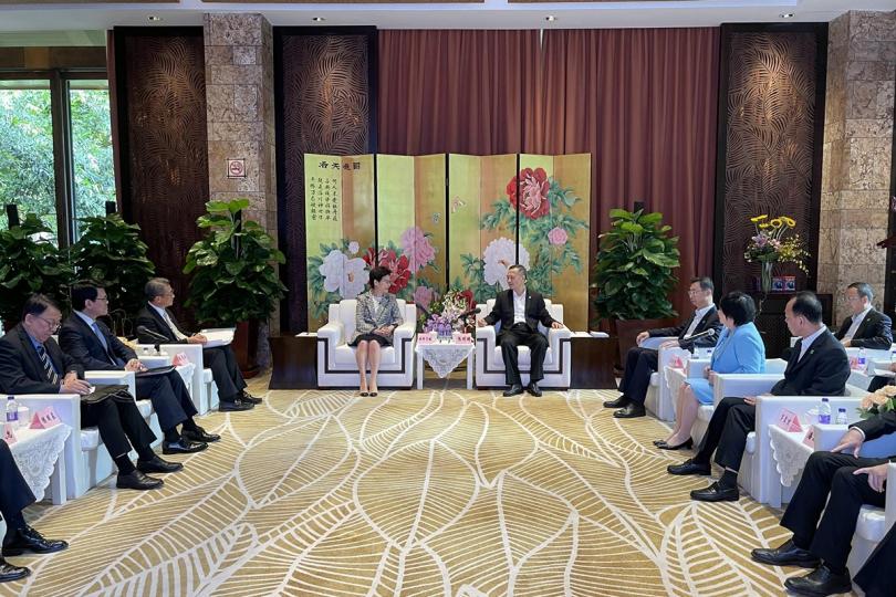 優勢互補: 林鄭月娥(左四)在廣州與張碩輔(左五)會面,介紹2021年施政報告,重點闡述有關融入國家發展大局的篇章。她指兩地在金融、科技等領域各有所長,可加強合作。 優勢互補: 林鄭月娥(左四)在廣州與張碩輔(左五)會面,介紹2021年施政報告,重點闡述有關融入國家發展大局的篇章。她指兩地在金融、科技等領域各有所長,可加強合作。