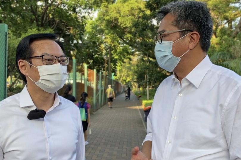 加快重建: 黃偉綸(右)邀請韋志成分享市區更新的經驗和建議。 加快重建: 黃偉綸(右)邀請韋志成分享市區更新的經驗和建議。