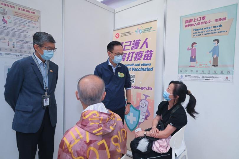 值得鼓勵: 聶德權(左三)到位於屯門醫院的新冠疫苗接種站,了解接種站運作情況,並與完成接種疫苗的市民交談。 值得鼓勵: 聶德權(左三)到位於屯門醫院的新冠疫苗接種站,了解接種站運作情況,並與完成接種疫苗的市民交談。