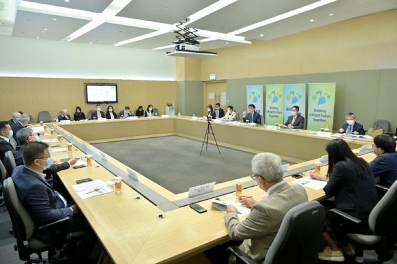 邱騰華介紹施政報告商貿措施 邱騰華介紹施政報告商貿措施