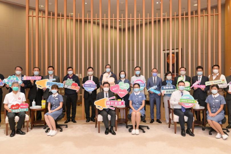 早作準備: 署理行政長官李家超(前排左三)、多名局長和副局長一同呼籲大眾及早接種疫苗,預防季節性流感。 早作準備: 署理行政長官李家超(前排左三)、多名局長和副局長一同呼籲大眾及早接種疫苗,預防季節性流感。