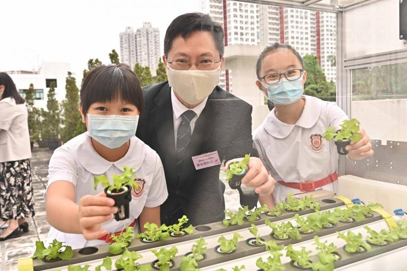 活學活用: 薛永恒(中)到訪保良局王賜豪(田心谷)小學,學生向他介紹物聯網空中花園項目。 活學活用: 薛永恒(中)到訪保良局王賜豪(田心谷)小學,學生向他介紹物聯網空中花園項目。