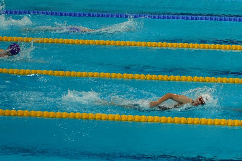 出類拔萃:  張淬淇在全國第11屆殘運會暨第八屆特殊奧運會女子S14級200米自由泳項目摘下金牌，與黃漢彦同樣打破全國紀錄。（香港殘疾人奧委會暨傷殘人士體育協會提供相片）