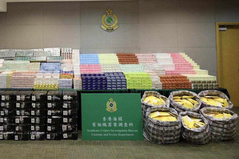 執法行動: 海關在香港國際機場、紅磡和上環檢獲約160萬粒懷疑受管制藥物,市值約5,500萬元。 執法行動: 海關在香港國際機場、紅磡和上環檢獲約160萬粒懷疑受管制藥物,市值約5,500萬元。