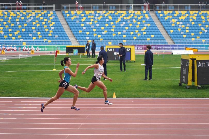 展現拼勁:  任國芬（左）奪得女子T36級200米賽事的銅牌。（香港殘疾人奧委會暨傷殘人士體育協會提供相片）