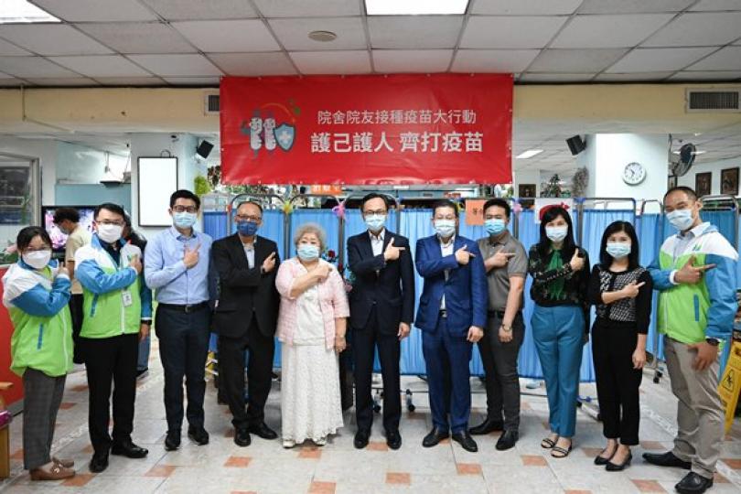 聶德權視察安老院院友接種疫苗 聶德權視察安老院院友接種疫苗