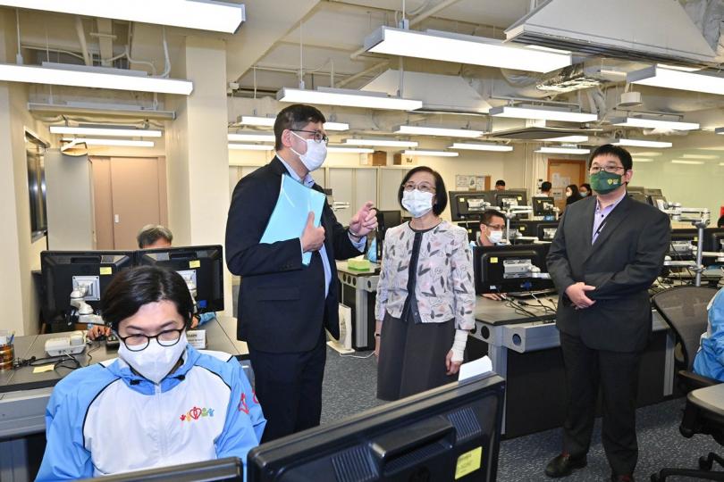 重要策略: 陳肇始(右二)參觀醫院管理局創新科技實驗室,了解智慧醫院的發展成果。 重要策略: 陳肇始(右二)參觀醫院管理局創新科技實驗室,了解智慧醫院的發展成果。