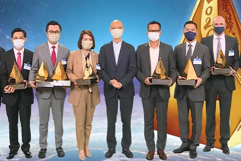 推動環保: 黃錦星(中)在香港環境卓越大獎暨香港綠色機構認證頒獎典禮擔任主禮嘉賓,表揚機構積極實踐環境管理和對環保有卓越貢獻。 推動環保: 黃錦星(中)在香港環境卓越大獎暨香港綠色機構認證頒獎典禮擔任主禮嘉賓,表揚機構積極實踐環境管理和對環保有卓越貢獻。