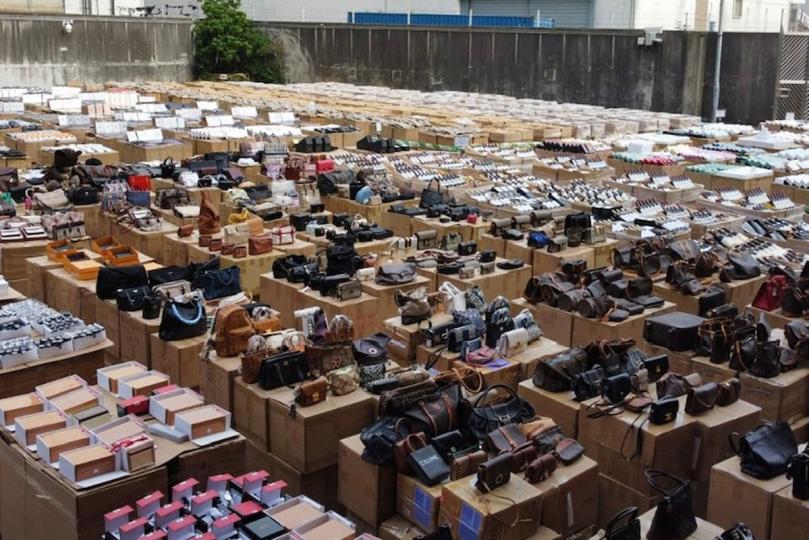 打擊走私: 海關人員在內河船上其中24個貨櫃檢獲名牌手袋、化妝品、貴價食材、電子產品、受管制瀕危物種等懷疑走私貨物,市值約12億元。 打擊走私: 海關人員在內河船上其中24個貨櫃檢獲名牌手袋、化妝品、貴價食材、電子產品、受管制瀕危物種等懷疑走私貨物,市值約12億元。