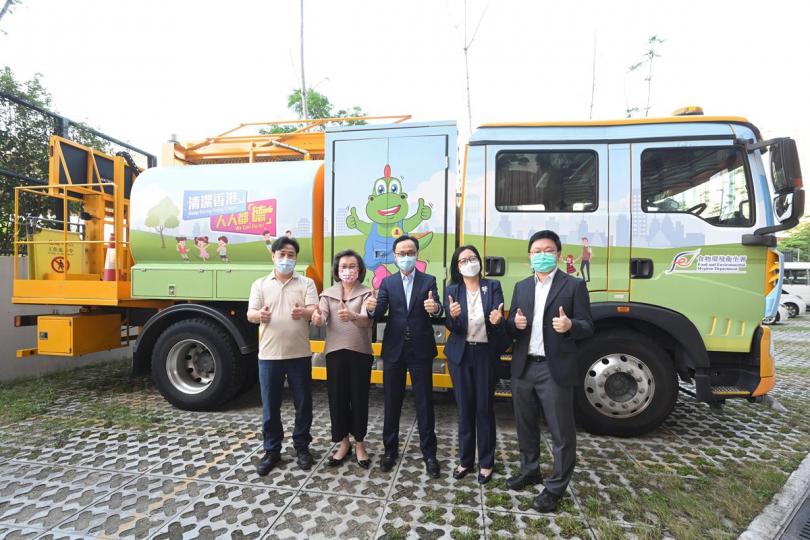 裝備齊全: 聶德權(中)聽取食環署同事介紹洗街車運作,並與署長楊碧筠(右二)和部門人員合照。 裝備齊全: 聶德權(中)聽取食環署同事介紹洗街車運作,並與署長楊碧筠(右二)和部門人員合照。