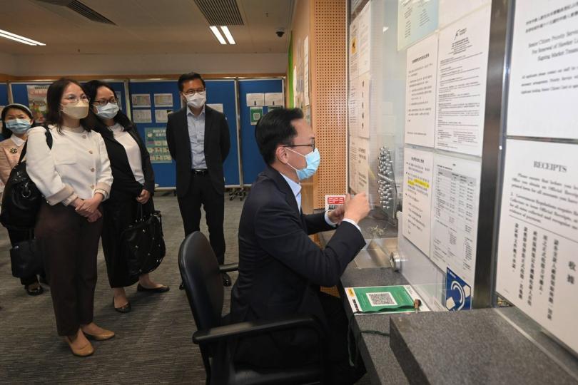 服務市民:  聶德權（右）到訪食環署九龍區小販及街市組繳費處，了解該組的服務。