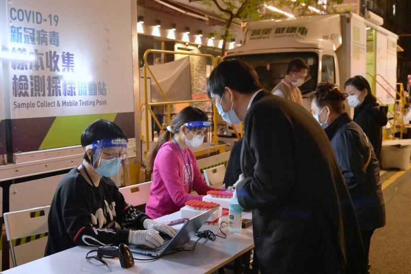 登記檢測: 尖沙咀凱譽列為受限區域,工作人員為受檢人士登記進行檢測。 登記檢測: 尖沙咀凱譽列為受限區域,工作人員為受檢人士登記進行檢測。