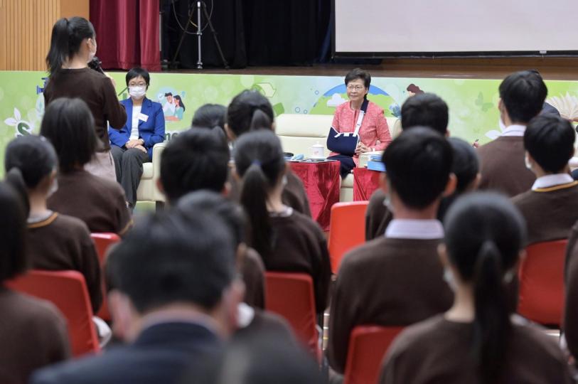 踴躍發言:  林鄭月娥（右）聆聽學生就施政報告提出的意見。