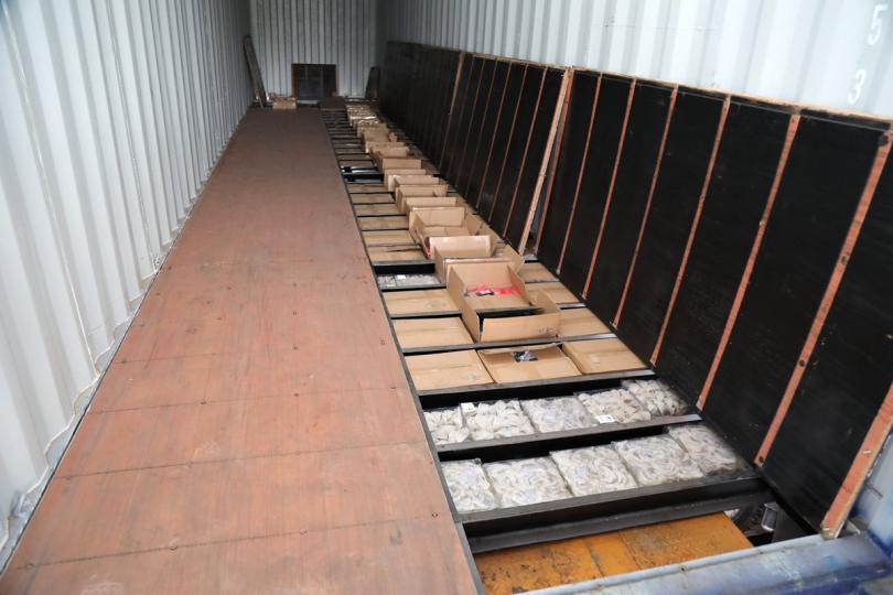 打擊走私: 海關於一艘內河船的貨櫃地板暗格檢獲一批懷疑走私貨物,包括貴價食材和電子產品。 打擊走私: 海關於一艘內河船的貨櫃地板暗格檢獲一批懷疑走私貨物,包括貴價食材和電子產品。