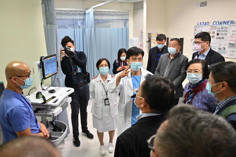 交流: 醫院管理局人員在天水圍醫院向訪港內地疫情防控專家團簡介急症室的分流和應診安排。 交流: 醫院管理局人員在天水圍醫院向訪港內地疫情防控專家團簡介急症室的分流和應診安排。