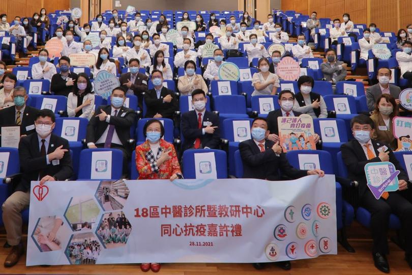 保持警覺:  陳肇始（前排左二）和醫院管理局主席范鴻齡（前排右二）呼籲公眾接種新冠疫苗。   