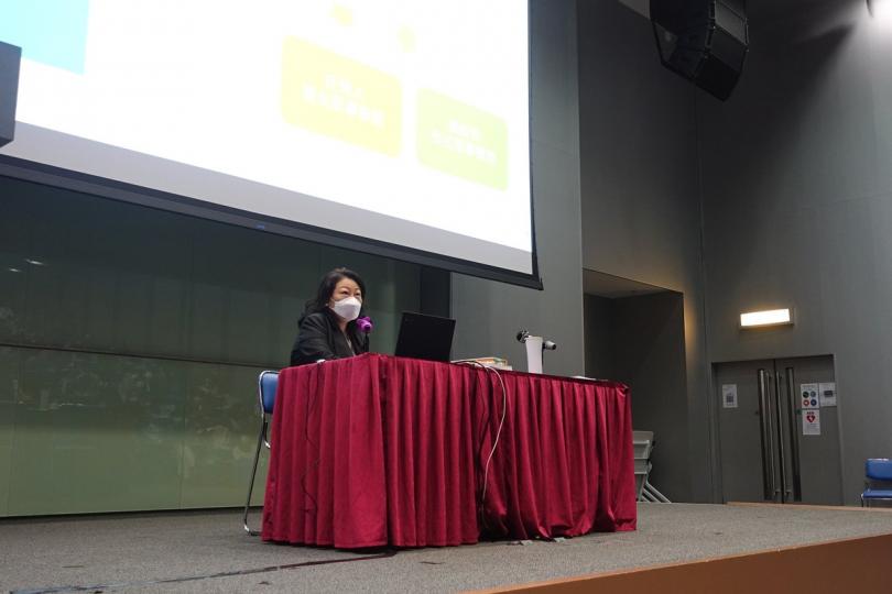 法治課程: 鄭若驊在培訓課程發表演說,向出席的校長和教師強調法治的重要性。 法治課程: 鄭若驊在培訓課程發表演說,向出席的校長和教師強調法治的重要性。