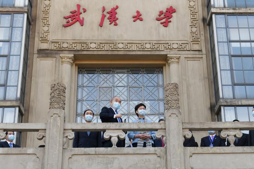 參觀校園: 林鄭月娥(右)訪問武漢大學。 參觀校園: 林鄭月娥(右)訪問武漢大學。
