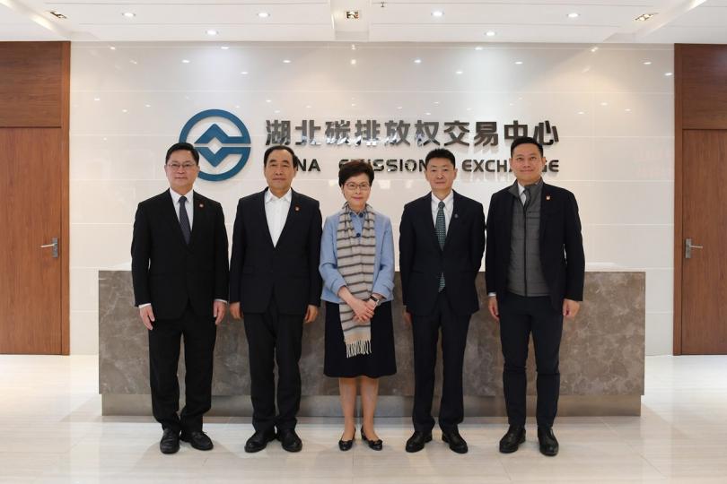 觀摩:  林鄭月娥（中）在武漢考察湖北碳排放權交易中心。