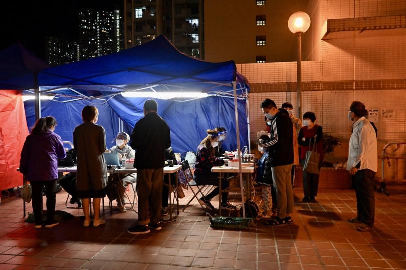 登記檢測:  藍田安田邨安健樓列為受限區域，工作人員為受檢人士登記進行檢測。