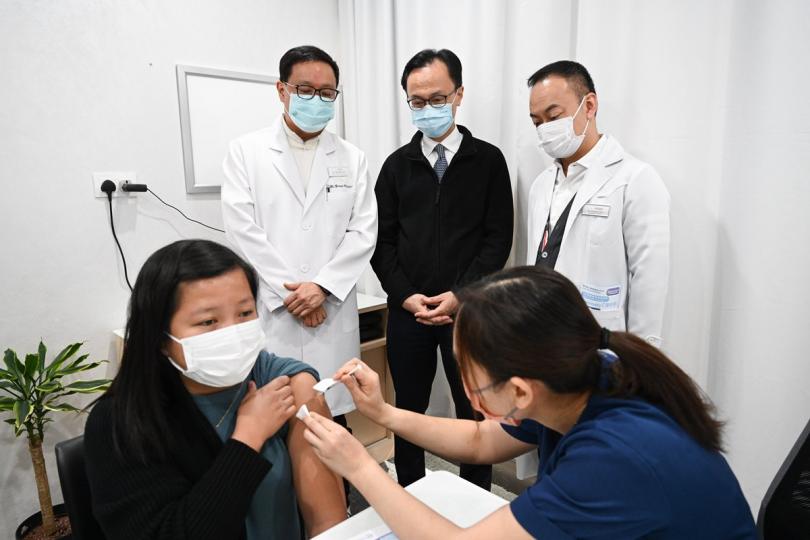 實地視察: 聶德權(後排中)到一間參與先導計劃的診所視察,了解診所提供的新冠疫苗接種服務。 實地視察: 聶德權(後排中)到一間參與先導計劃的診所視察,了解診所提供的新冠疫苗接種服務。