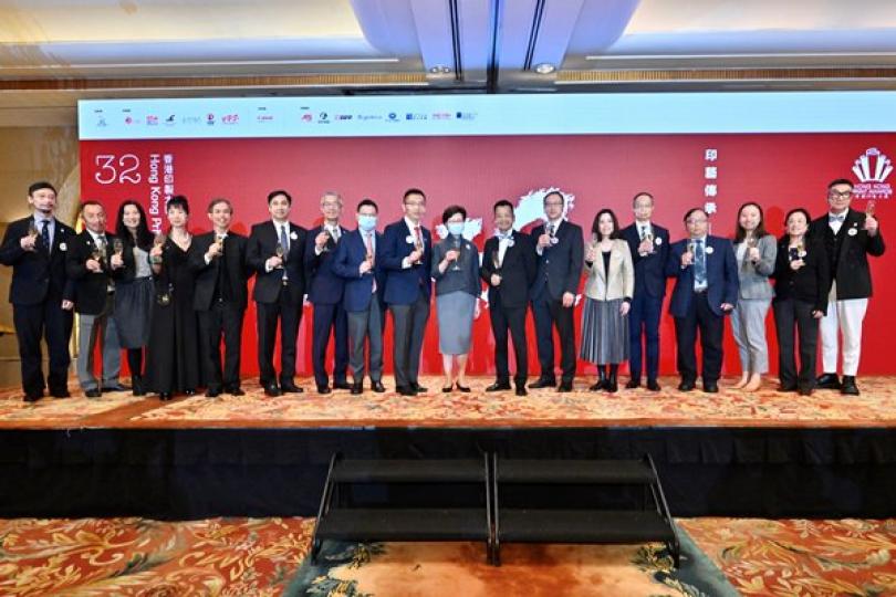 鄭若驊向教師講解憲法和基本法 鄭若驊向教師講解憲法和基本法