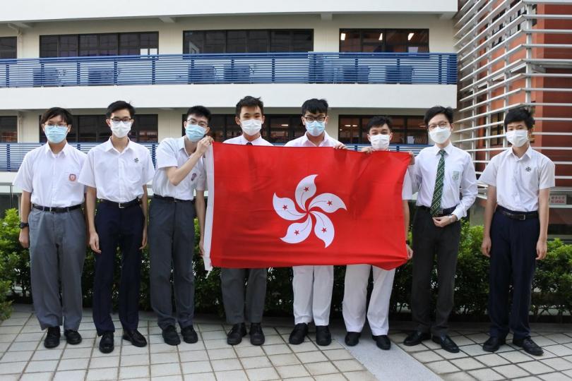 成績斐然: 香港學生(左起)陳逸朗、朱卓熹、游証恩、謝凌睿、楊汶璁、鄭思律、鄭逸朗和藍仲宏在國際大都會奧林匹克奪得四金兩銀一銅和團體賽銀牌。 成績斐然: 香港學生(左起)陳逸朗、朱卓熹、游証恩、謝凌睿、楊汶璁、鄭思律、鄭逸朗和藍仲宏在國際大都會奧林匹克奪得四金兩銀一銅和團體賽銀牌。