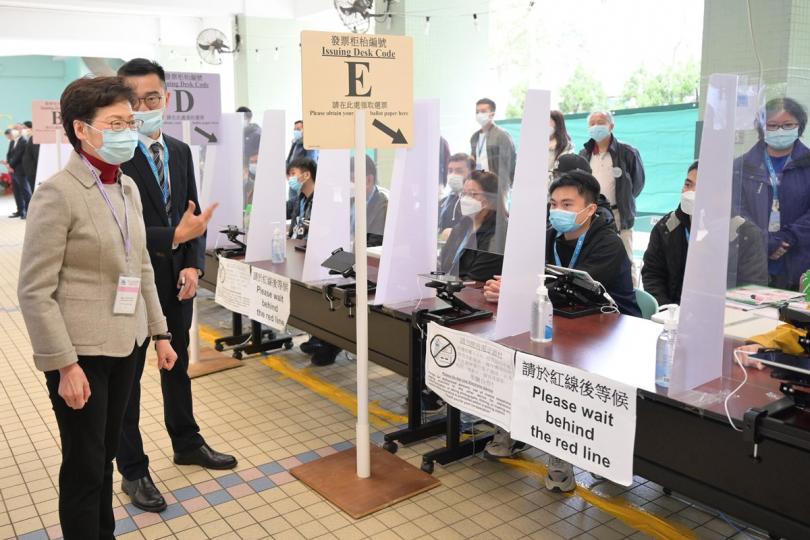 高效運作: 林鄭月娥(左一)巡視設於仁濟醫院羅陳楚思中學的投票站,了解運作。 高效運作: 林鄭月娥(左一)巡視設於仁濟醫院羅陳楚思中學的投票站,了解運作。
