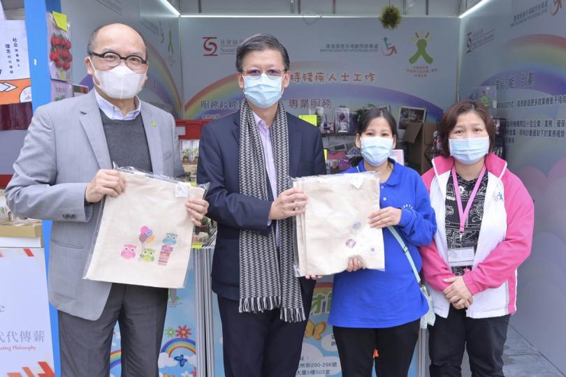 展才能: 梁松泰(左二)在工展會為參展的康復服務單位工作人員打氣。 展才能: 梁松泰(左二)在工展會為參展的康復服務單位工作人員打氣。