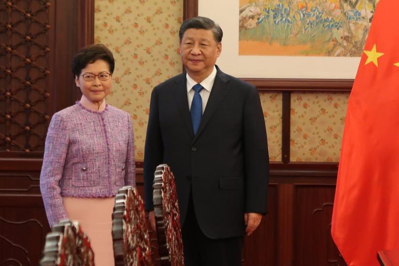 述職之行: 林鄭月娥(左)獲國家主席習近平接見,其間向他匯報香港經濟、社會和政治方面的最新情況。 述職之行: 林鄭月娥(左)獲國家主席習近平接見,其間向他匯報香港經濟、社會和政治方面的最新情況。
