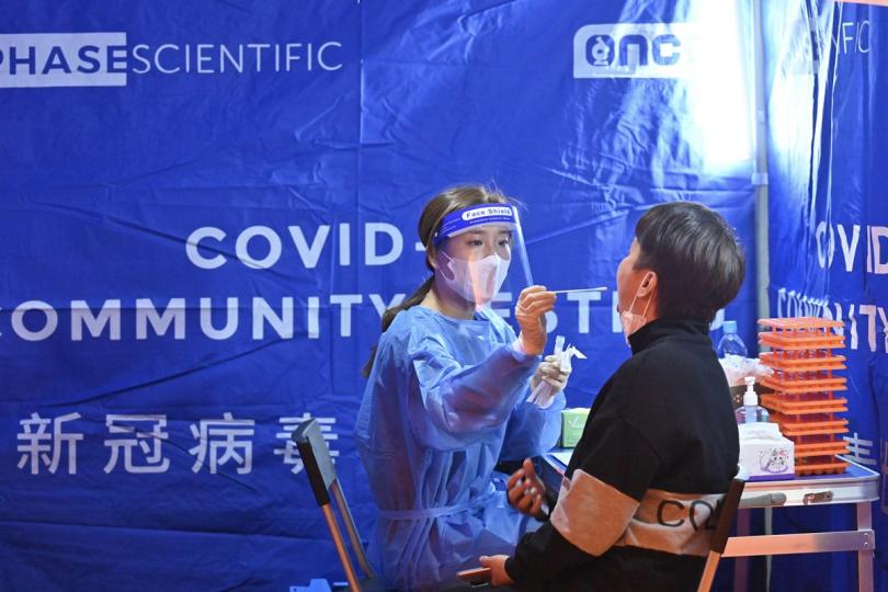 遵從宣告: 受檢人士在屯門受限區域接受咽喉和鼻腔合併拭子採樣。 遵從宣告: 受檢人士在屯門受限區域接受咽喉和鼻腔合併拭子採樣。