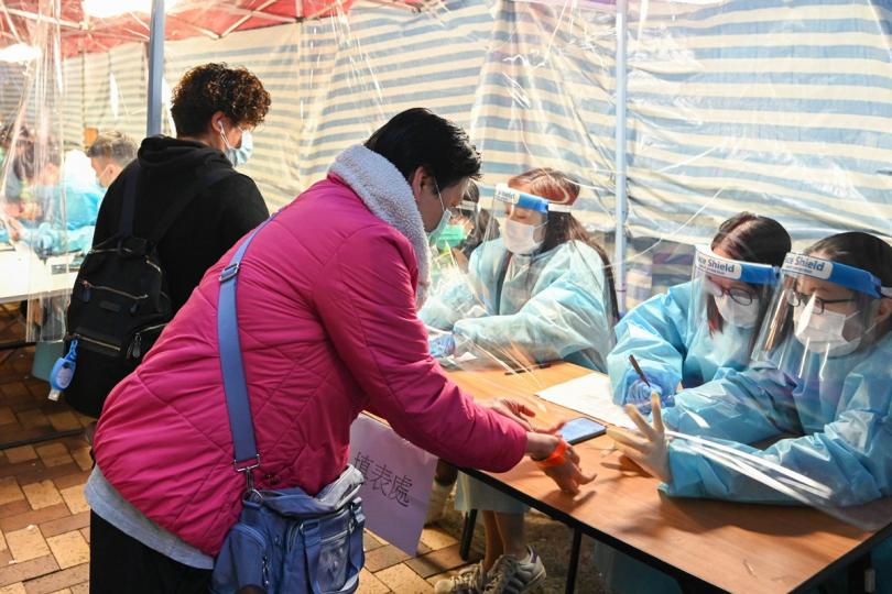 小心查核:  房屋署人員在榮澤樓受限區域內檢查受限人士有否接受強制檢測。