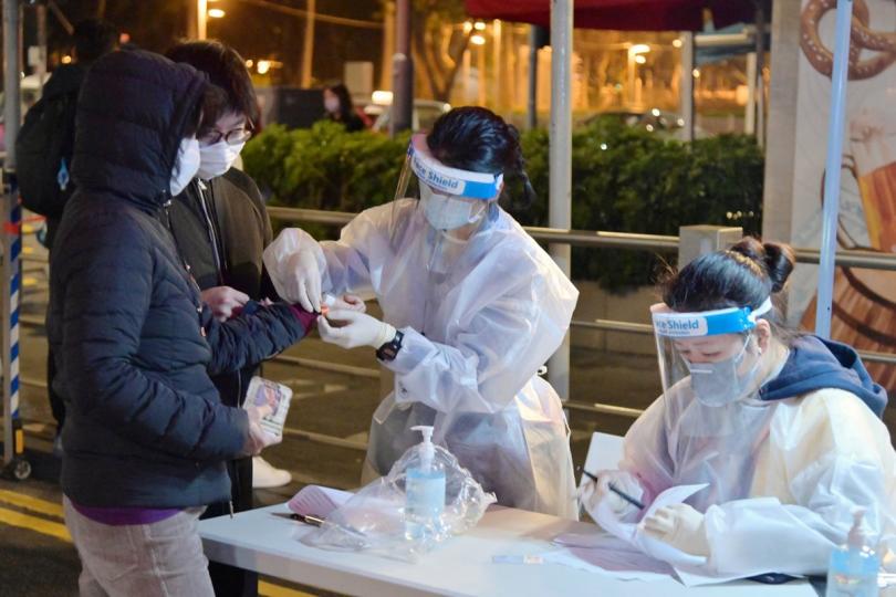 檢測證明: 工作人員在東寧大廈受限區域為已接受病毒檢測者戴上手環,以作識別。 檢測證明: 工作人員在東寧大廈受限區域為已接受病毒檢測者戴上手環,以作識別。