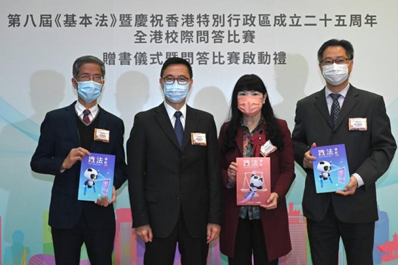積極推廣: 楊潤雄(左二)向校長會代表轉贈《識法導航》學習讀本,鼓勵校長善用讀本推動國民教育。 積極推廣: 楊潤雄(左二)向校長會代表轉贈《識法導航》學習讀本,鼓勵校長善用讀本推動國民教育。