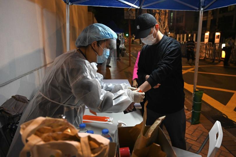 以作識別: 工作人員在九龍塘受限區域為受檢人士戴上手環,證明他們已接受檢測。 以作識別: 工作人員在九龍塘受限區域為受檢人士戴上手環,證明他們已接受檢測。