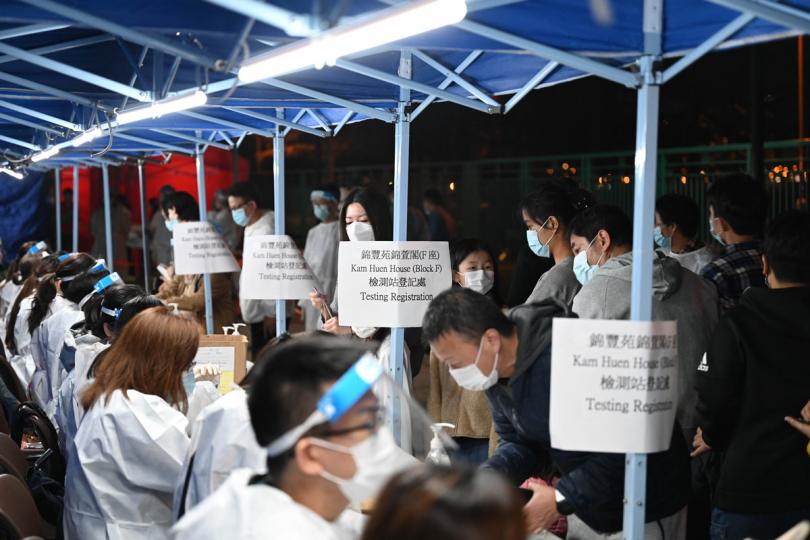 遵從要求: 政府將錦豐苑錦萱閣(F座)劃為受限區域,工作人員為受檢人士登記接受強制檢測。 遵從要求: 政府將錦豐苑錦萱閣(F座)劃為受限區域,工作人員為受檢人士登記接受強制檢測。