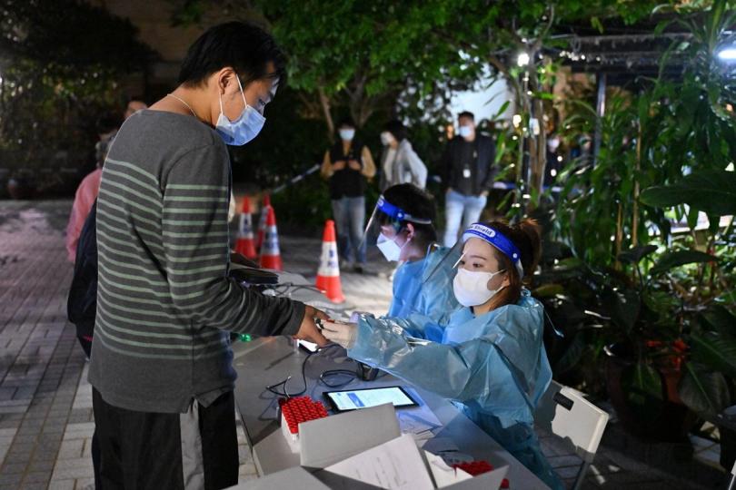 登記檢測: 工作人員在何文田仁禮花園B座受限區域內為受檢人士登記檢測。 登記檢測: 工作人員在何文田仁禮花園B座受限區域內為受檢人士登記檢測。
