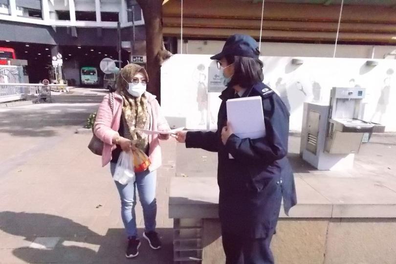同心抗疫: 食環署與相關政府部門到多區外傭慣常聚集地點,呼籲他們保持防疫意識,注意環境清潔,並遵守各項防疫規例。 同心抗疫: 食環署與相關政府部門到多區外傭慣常聚集地點,呼籲他們保持防疫意識,注意環境清潔,並遵守各項防疫規例。