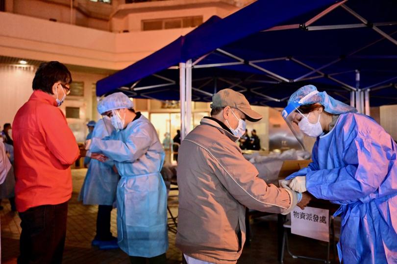 以便識別: 房屋署人員在香港仔受限區域為已接受檢測的人士佩戴手環。 以便識別: 房屋署人員在香港仔受限區域為已接受檢測的人士佩戴手環。
