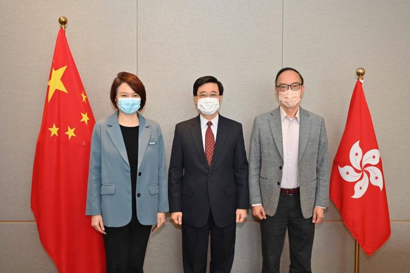 積極聯繫: 李家超(中)與李慧琼(左)和馬逢國會面,加強行政與立法機關的溝通。 積極聯繫: 李家超(中)與李慧琼(左)和馬逢國會面,加強行政與立法機關的溝通。