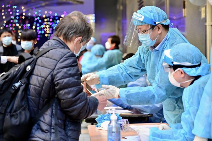 仔細查核: 房屋署人員在葵涌邨逸葵樓受限區域執法,以確認居民有否接受強制檢測。 仔細查核: 房屋署人員在葵涌邨逸葵樓受限區域執法,以確認居民有否接受強制檢測。