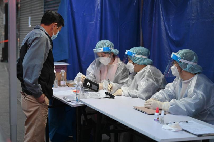 核實憑證: 政府工作人員在深水埗南昌街受限區域內檢查居民有否接受強制檢測。 核實憑證: 政府工作人員在深水埗南昌街受限區域內檢查居民有否接受強制檢測。