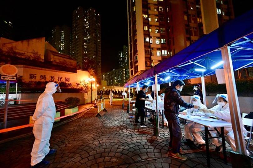 靜待結果: 政府昨晚圍封新葵芳花園C座,工作人員為受檢人士登記檢測。 靜待結果: 政府昨晚圍封新葵芳花園C座,工作人員為受檢人士登記檢測。