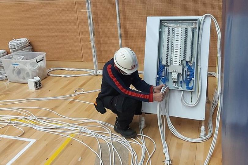歇盡所能: 為配合社區檢測和疫苗接種計劃,機電署人員在數十個市政場地加裝供電和照明系統。 歇盡所能: 為配合社區檢測和疫苗接種計劃,機電署人員在數十個市政場地加裝供電和照明系統。